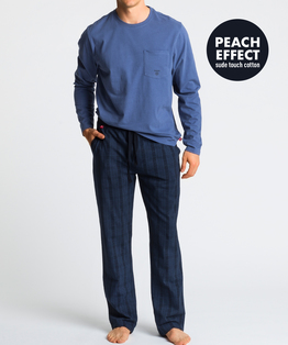 W skład męskiej piżamy wchodzą dwa elementy: długie, granatowe spodnie w kratę oraz gładka koszulka z długimi rękawami, w subtelnym, niebieskim kolorze#1