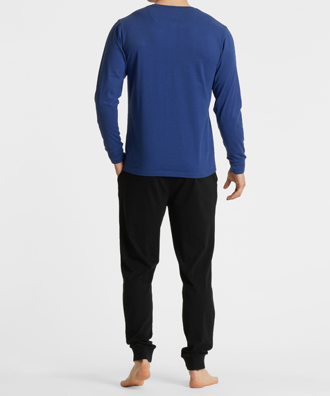Piżama męska, to zestaw: koszulka z długim rękawem w kolorze niebieskim oraz długie, granatowe spodnie #2