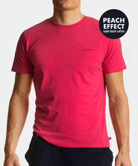 T-shirt w soczystym, koralowym kolorze ma krótkie rękawy, wycięcie blisko szyi oraz kieszeń ozdobioną napisem ATLANTIC i logo marki #1