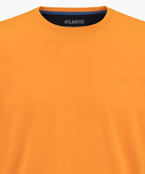 T-shirt w soczystym, pomarańczowym kolorze ma krótkie rękawy, wycięcie blisko szyi oraz subtelne logo marki z lewej strony #2