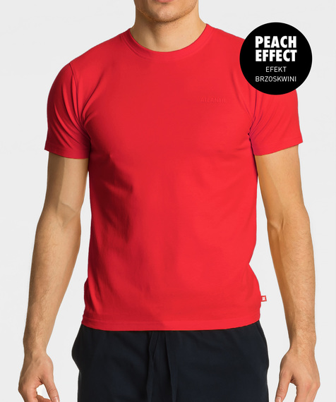 Czerwony t-shirt odznacza się się krótkimi rękawami, wycięciem blisko szyi oraz niewielkich rozmiarów napisem ATLANTIC na przodzie #1