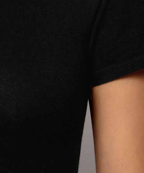 Delikatnie opinająca ciało koszulka damska wykonana jest z miękkiej w dotyku bawełny połączonej z elastanem, która dodatkowo jest też bardzo wytrzymała i odporna na mechaniczne działanie #2