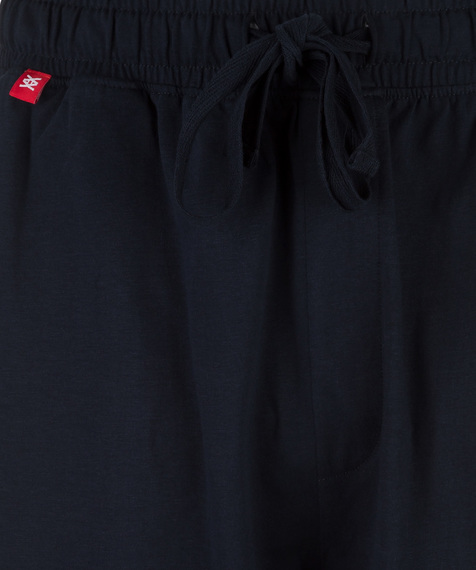 W skład piżamy wchodzą dwie części: czarne spodenki długości do kolan oraz koszulka w kolorze intensywnie czerwonym Atlantic #3