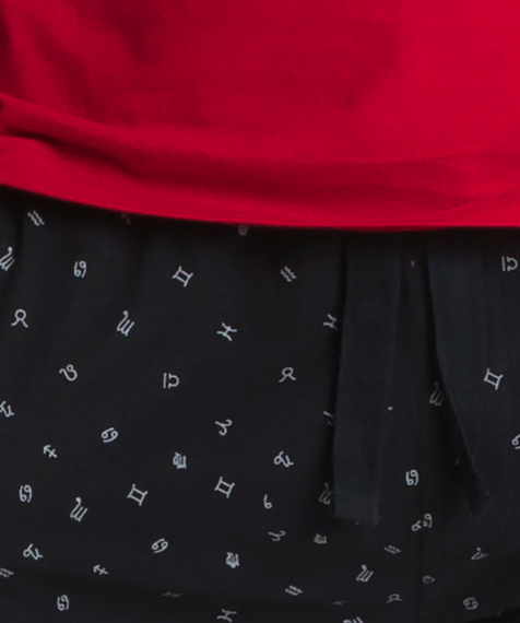 W skład piżamy męskiej wchodzą dwie części: koszulka z krótkim rękawem w intensywnie czerwonym kolorze oraz długie spodnie w odcieniu ciemnego granatu #2
