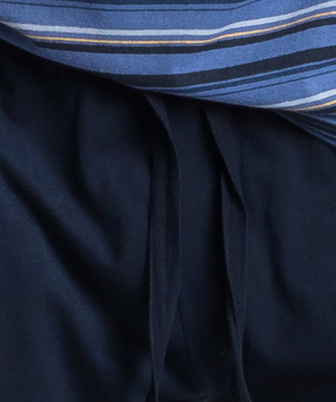 Męska piżama składa się z dwóch części: długich, gładkich spodni w kolorze granatowym, oraz koszulki w paski, z krótkimi rękawami, i w kolorze jasno-niebieskim #2