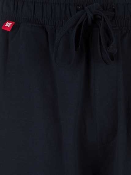 Piżama męska składa się z dwóch elementów: spodenek długości do kolan, w czarnym kolorze oraz ciemno-niebieskiej koszulki #3