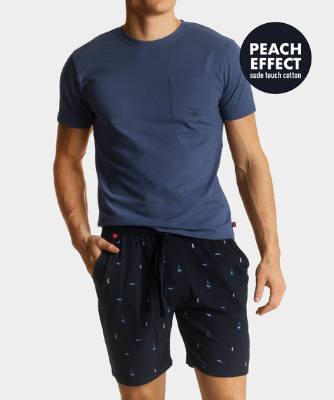 Piżama męska składa się z dwóch części: krótkich spodenek (szortów) oraz koszulki. Szorty w kolorze granatowym ozdobione są niewielkich rozmiarów nadrukami w żaglówki #1