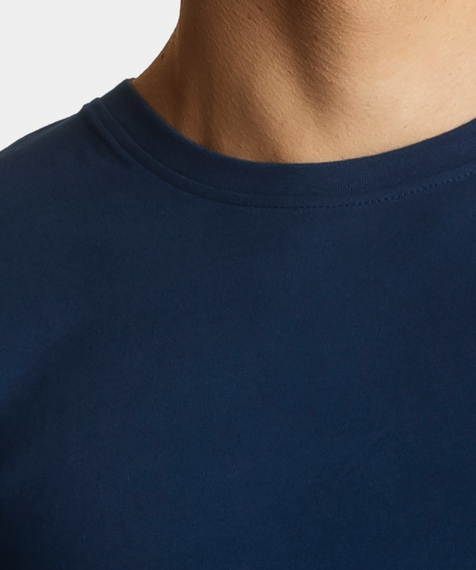 Ciemno-niebieski t-shirt charakteryzuje się krótkimi rękawami, wycięciem blisko szyi oraz kieszonką po lewej stronie ozdobioną napisem ATLANTIC i logo marki #2