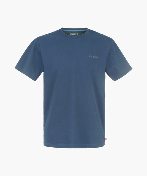Ciemno-niebieski t-shirt charakteryzuje się krótkimi rękawami, wycięciem blisko szyi oraz kieszonką po lewej stronie ozdobioną napisem ATLANTIC i logo marki #3