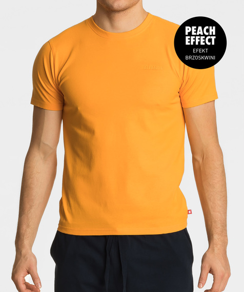 T-shirt w soczystym, pomarańczowym kolorze ma krótkie rękawy, wycięcie blisko szyi oraz subtelne logo marki z lewej strony #1