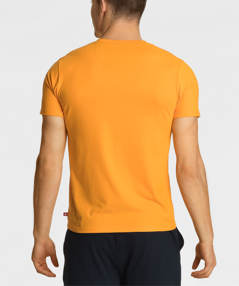 T-shirt w soczystym, pomarańczowym kolorze ma krótkie rękawy, wycięcie blisko szyi oraz subtelne logo marki z lewej strony #4