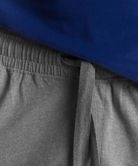 W skład piżamy męskiej wchodzą dwa elementy: krótkie spodenki (szorty) w kolorze szary melanż oraz koszulka w kolorze ciemno-niebieskim #2