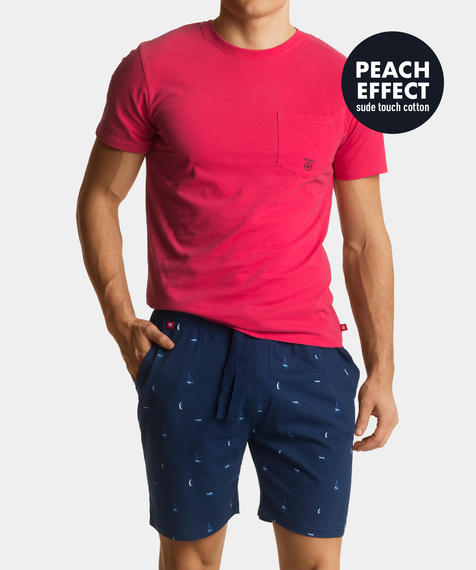 W skład piżamy męskiej wchodzą dwie części: krótkie spodenki (szorty) oraz koszulka. Szorty w kolorze granatowym pokryte są niewielkich rozmiarów nadrukami w żaglówki #1