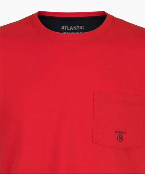 W skład piżamy wchodzą dwie części: czarne, pokryte wzorem w kratę, spodenki długości do kolan oraz koszulka w intensywnie czerwonym kolorze #2