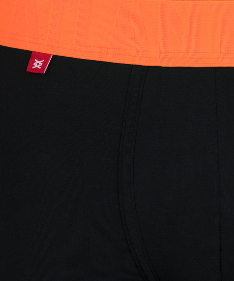 Czarne bokserki męskie zaznaczone są w talii szeroką i niezwykle miękką gumą w kolorze intensywnie pomarańczowym, na której wytłoczone jest sporych rozmiarów logo marki #4