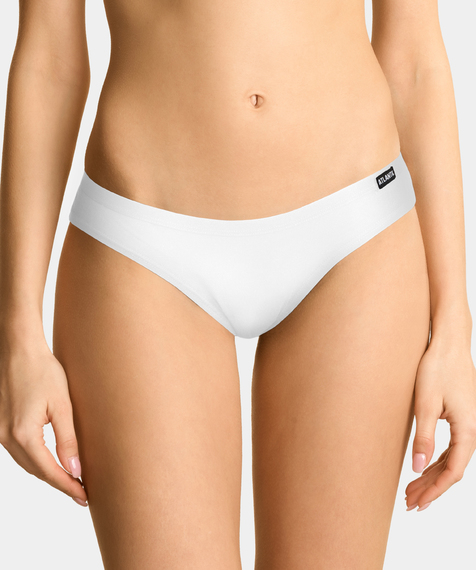 W trzypacku znajdziesz majtki damskie typu brazil w ponadczasowym, białym kolorze Atlantic #3