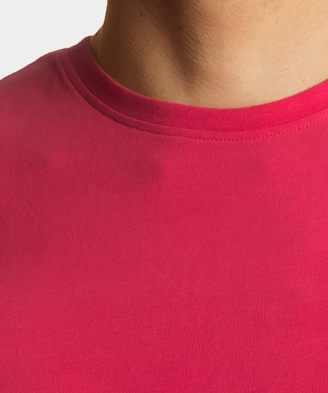 T-shirt w soczystym, koralowym kolorze ma krótkie rękawy, wycięcie blisko szyi oraz kieszeń ozdobioną napisem ATLANTIC i logo marki #2