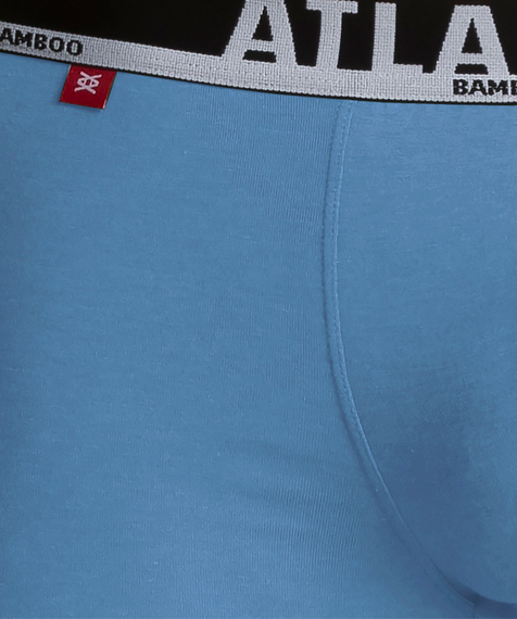 Bokserki męskie w kolorze jasno-niebieskim zaznaczone są w talii szeroką i miękką gumą, na której znajduje się napis ATLANTIC #3