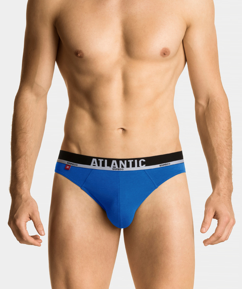 3-PACK slipów męskich w kolorze niebieskim zaznaczone są w talii miękką i szeroką gumą, na której znajduje się duży napis ATLANTIC #2