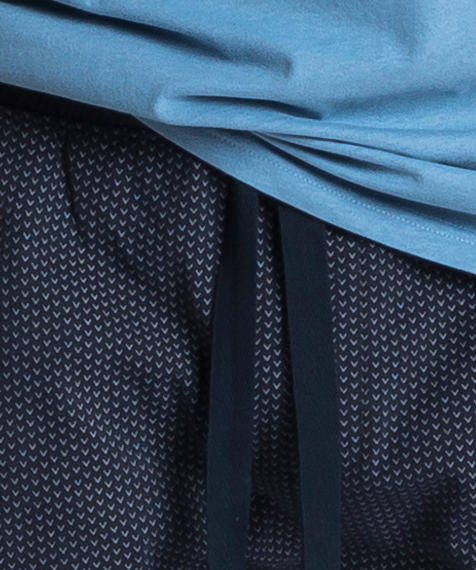 Męska piżama składa się z dwóch części: długich spodni w kolorze granatowym pokrytych niewielkich rozmiarów graficznymi wzorkami, oraz koszulki z krótkimi rękawami, w kolorze niebieskim #2