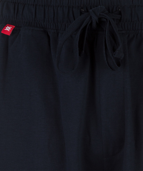 Szorty piżamowe w kolorze granatowym mają dość długie nogawki sięgające niemal kolan, a w talii są wiązane #3