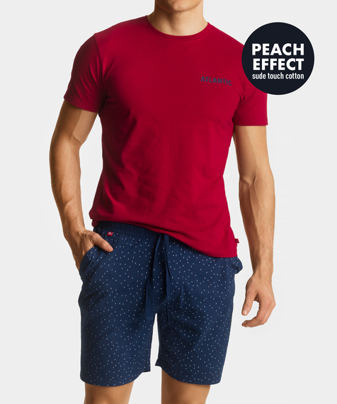 W skład piżamy męskiej wchodzą dwie części: krótkie spodenki (szorty) oraz koszulka. Szorty w kolorze ciemno-niebieskim pokryte są niewielkich rozmiarów graficznymi wzorkami tetris #1