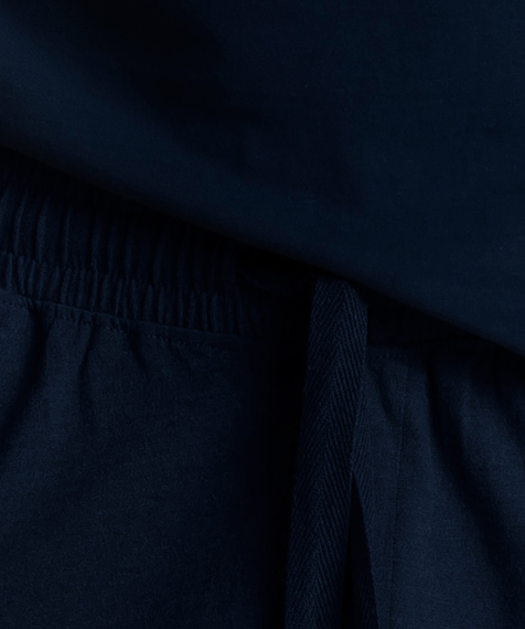 W skład piżamy męskiej wchodzą dwie części w kolorze granatowym: szorty oraz t-shirt. Gładkie szorty mają luźny, niezwykle wygodny krój #2