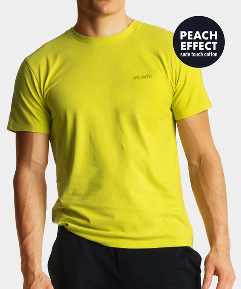 T-shirt w egzotycznym, limonkowym kolorze charakteryzuje się krótkimi rękawami, wycięciem blisko szyi oraz kieszonką z napisem ATLANTIC i logo marki #1