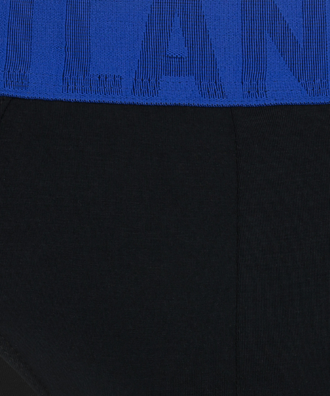 Czarne slipy męskie wykończone są w talii szeroką i miękką gumą w kolorze niebieskim, na której znajduje się duże logo marki #1
