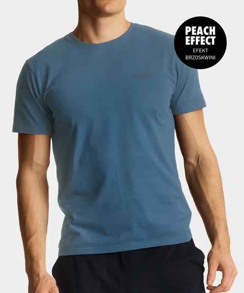 Ciemno-niebieski t-shirt charakteryzuje się krótkimi rękawami, wycięciem blisko szyi oraz kieszonką po lewej stronie ozdobioną napisem ATLANTIC i logo marki #1