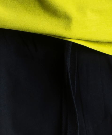 Piżama męska składa się z dwóch elementów: krótkich spodenek (szortów) w kolorze grafitowym oraz limonkowej koszulki #2
