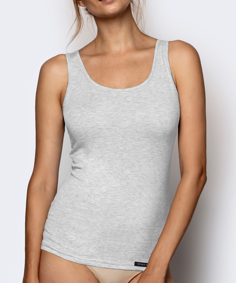 Przylegająca do ciała koszulka damska wykonana jest z miękkiej w dotyku bawełny połączonej z elastanem, która dodatkowo jest też bardzo wytrzymała i odporna na mechaniczne działanie #1