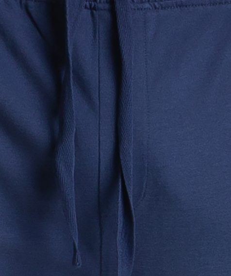 Komfortowe długie spodnie do spania w kolorze niebieskim ciemnym mają luźne nogawki, kieszenie po bokach, a w talii wiązane są na troki #3